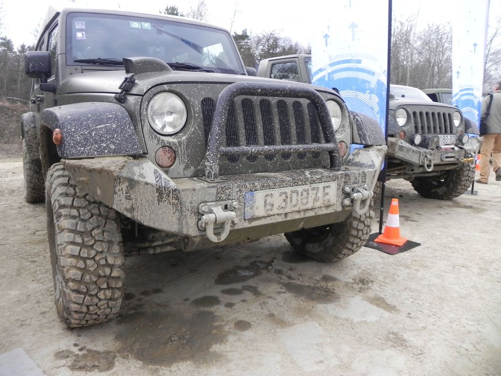 Česká armáda plánuje obměnu stovek terénních automobilů a lehkých obrněných vozidel.
