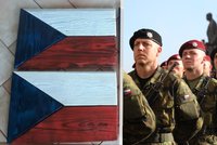 Český voják utrpěl ve službě vážné zranění: Na jeho podporu se draží speciální vlajka