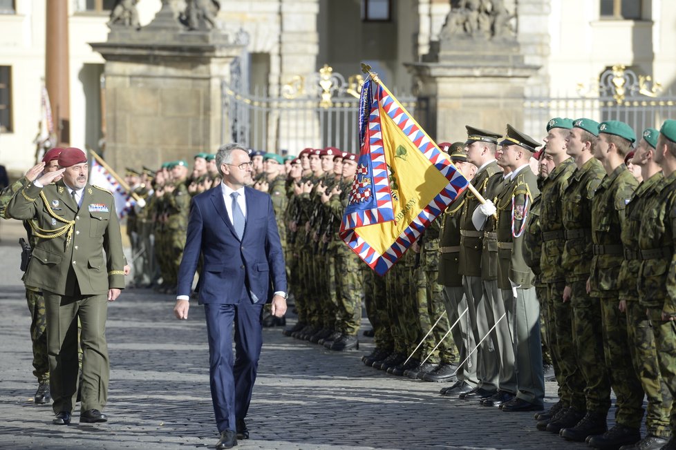 Přes 800 vojáků složilo v Praze za přítomnosti prezidenta Miloše Zemana slavnostní přísahu.