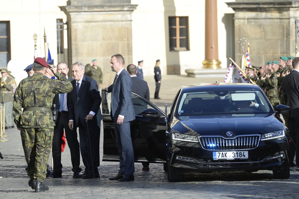 Přes 800 vojáků složilo v Praze za přítomnosti prezidenta Miloše Zemana slavnostní přísahu.