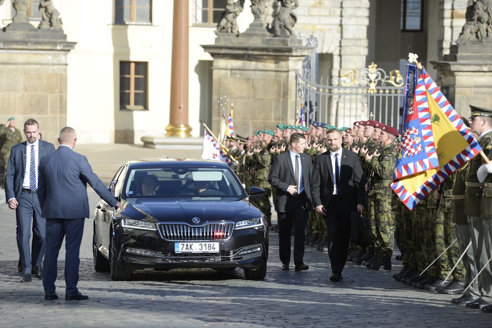 Přes 800 vojáků složilo v Praze za přítomnosti prezidenta Miloše Zemana slavnostní přísahu.