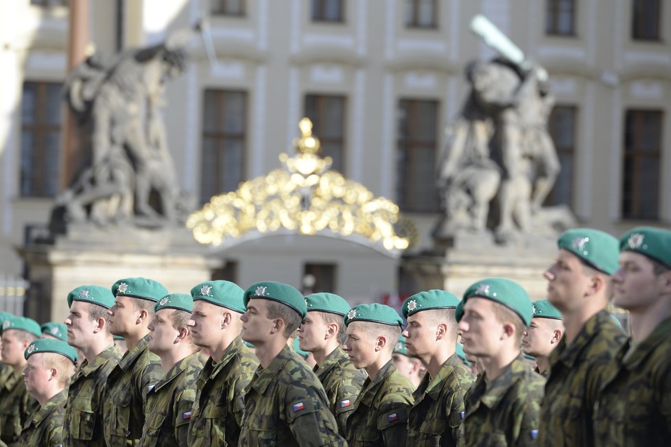 Přes 800 vojáků složilo v Praze za přítomnosti prezidenta Miloše Zemana slavnostní přísahu.