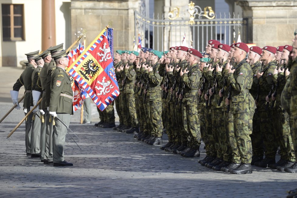 Přes 800 vojáků složilo v Praze za přítomnosti prezidenta Miloše Zemana slavnostní přísahu.