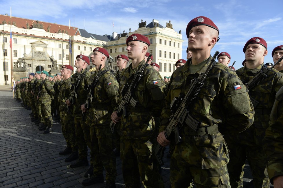 Přes 800 vojáků složilo v Praze za přítomnosti prezidenta Miloše Zemana slavnostní přísahu.