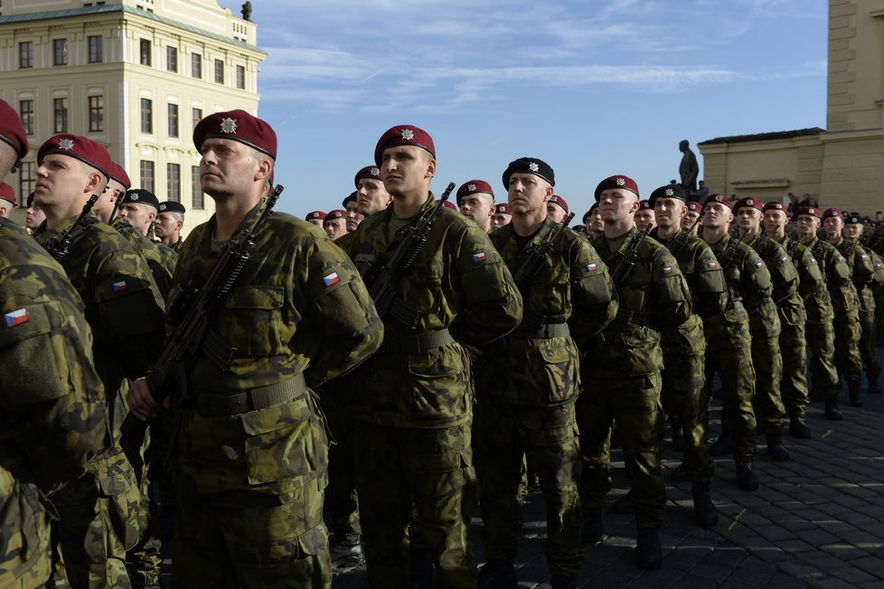 Přes 800 vojáků složilo v Praze za přítomnosti prezidenta Miloše Zemana slavnostní přísahu.