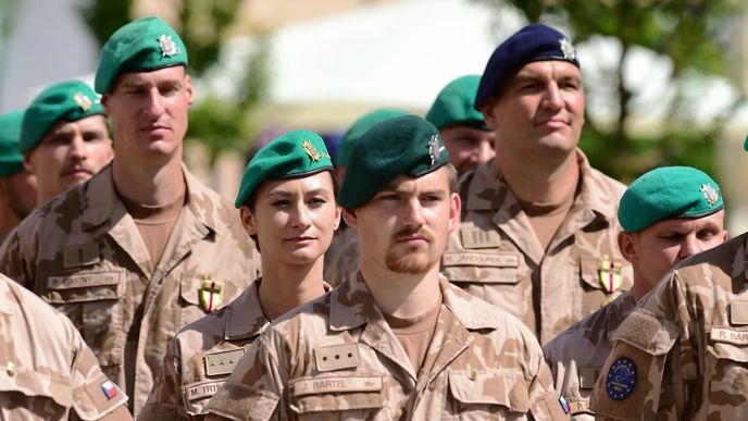 Chystá se další nárůst platů také v armádě. O konkrétní výši má ještě letos rozhodnout vláda. Chystá se další nárůst platů také v armádě. O konkrétní výši má ještě letos rozhodnout vláda.