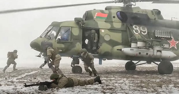 Rusové zahájili vojenské cvičení v Bělorusku. Vystupňuje to napětí, varoval Bílý dům