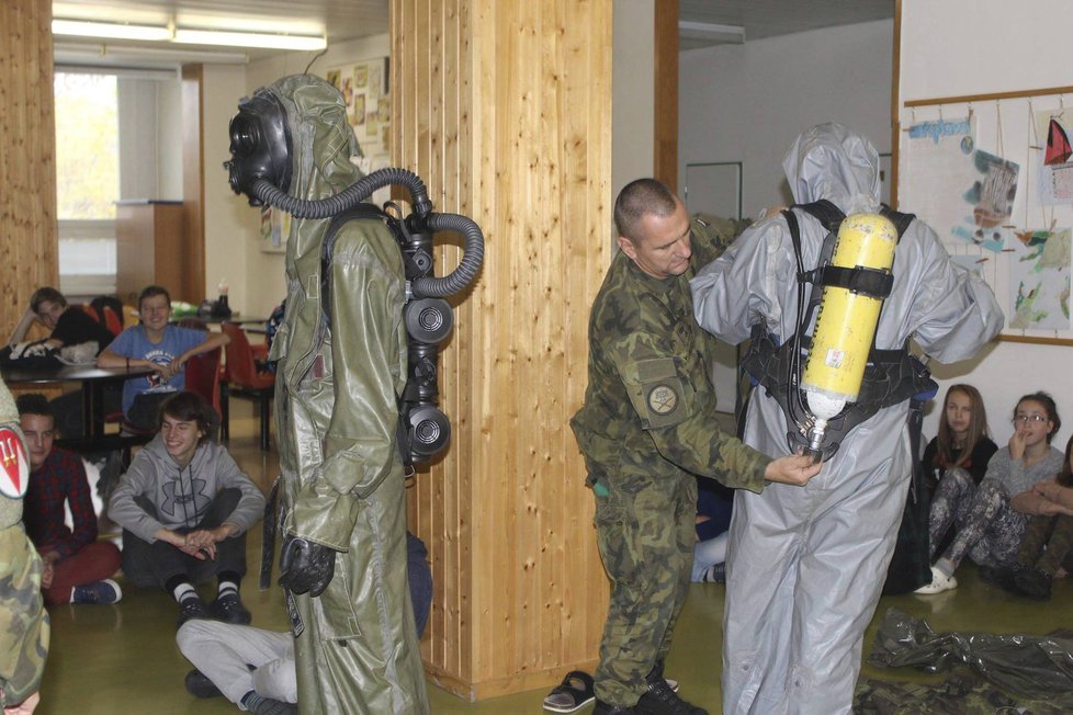 Vojáci v rámci programu POKOS školí dětí pro případ války, chemického útoku nebo jiných nesnází. (Školení z roku 2016)