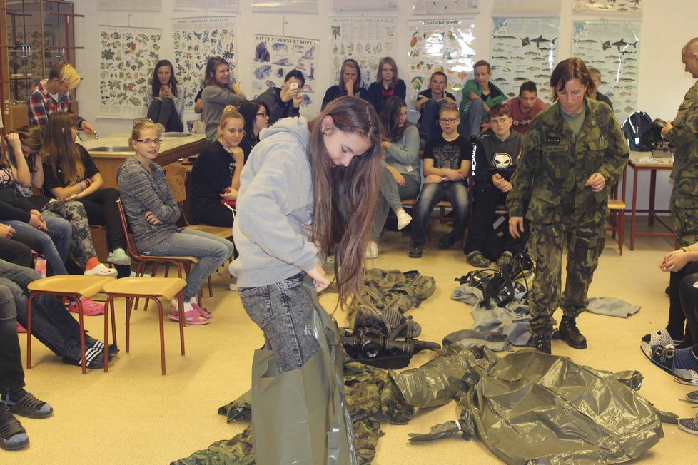 Vojáci v rámci programu POKOS školí dětí pro případ války, chemického útoku nebo jiných nesnází. (Školení z roku 2016)