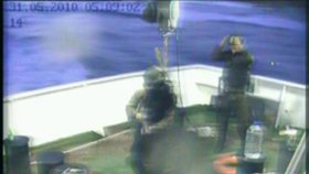 Izraelští vojáci se dostali na lodě z člunů a vrtulníků