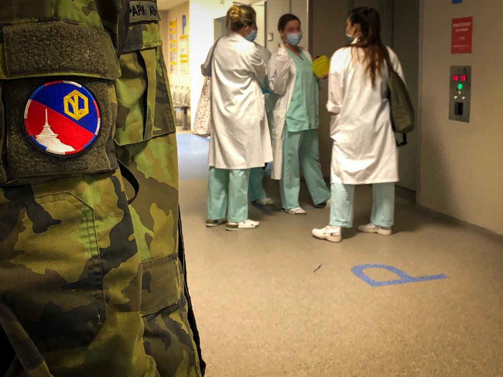 Armáda vyslala své chemiky do nemocnice v Liberci, ve které chybí personál.