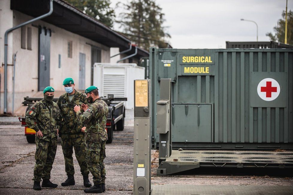 Vojáci Armády ČR připravují stavbu polní nemocnice v pražských Letňanech. (17.10.2020)