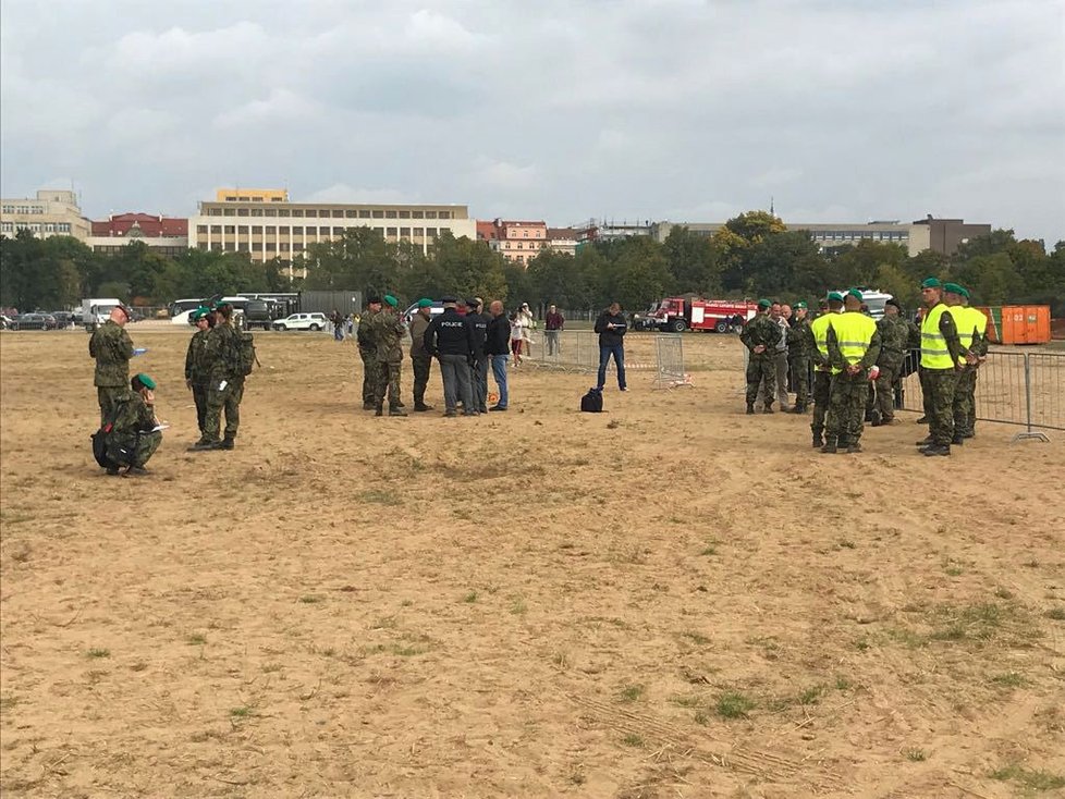 Parašutista na Dni armády dopadl mezi diváky a dva z nich zranil.