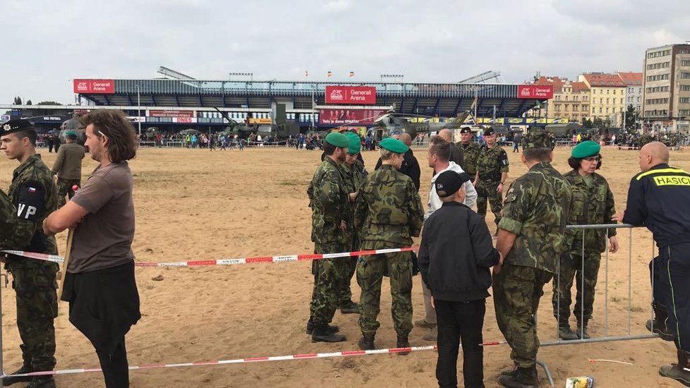 Parašutista na Dni armády na Letné narazil do hrazení a zranil sebe a tři diváky.