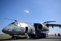 Česká armáda nabírá na síle: Nový letoun Embraer zvládne těžkou techniku i tankování za letu