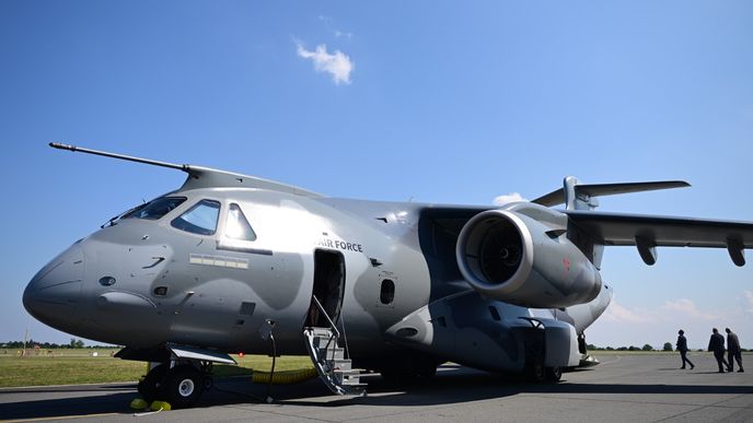 Novým přírůstkem kbelské vojenské základny je velkokapacitní letoun Embraer C-390 Millennium. Přístí rok armáda získá další. Novým přírůstkem kbelské vojenské základny je velkokapacitní letoun Embraer C-390 Millennium. Přístí rok armáda získá další.