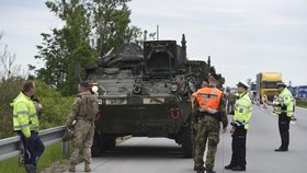 Na dálnici D2 se srazilo vozidlo americké armády s kamionem