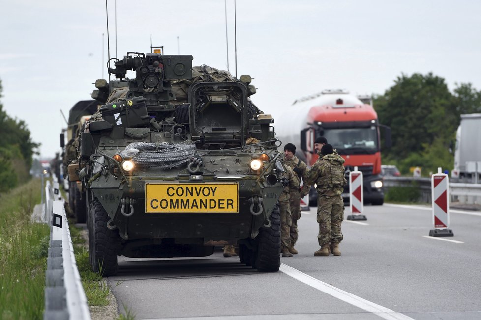 Na dálnici D2 se srazilo vozidlo americké armády s kamionem