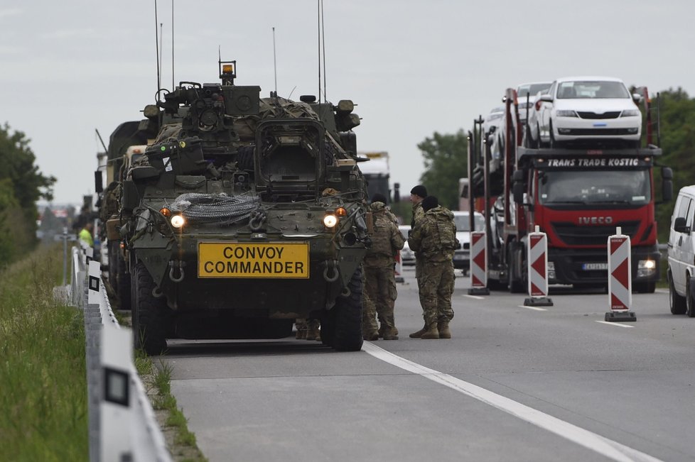 Na dálnici D2 se srazilo vozidlo americké armády s kamionem