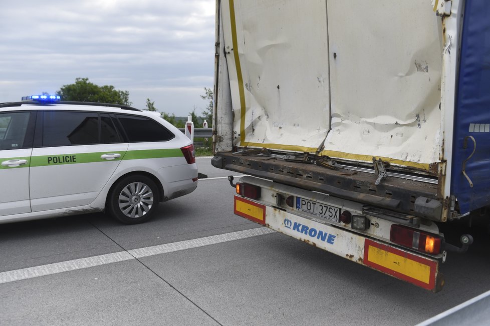 Na dálnici D2 se srazilo vozidlo americké armády s kamionem