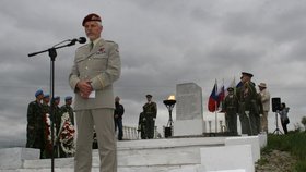 Generál Petr Pavel u památníku zesnulých parašutistů.
