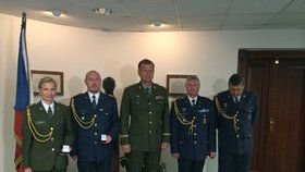 Vyznamenaní vojáci Irena Géryková, Miroslav Borufka, Zdeněk Heuschneider a Mojmír Zachariáš. Uprostřed Josef Bečvář