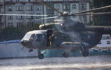 Vrtulníky, drony a obrněnci na pražské náplavce