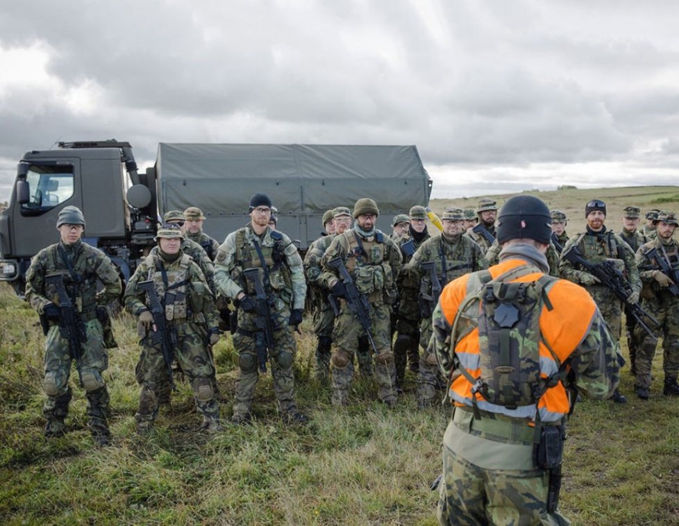 Příprava českých vojáků 10. strážní roty na misi v Afghánistánu.