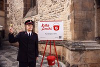 Červené kotlíky znovu v pražských ulicích: Začíná adventní sbírka Armády spásy