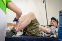 Lidem bez domova začínají krušné časy! V Praze chybí lékaři, ošetření ubylo téměř o třetinu