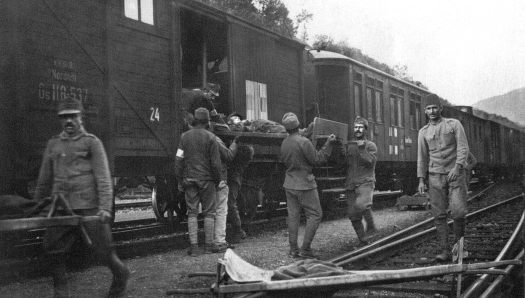 Za první světové války odvážely vojenské lazaretní vlaky zraněné vojáky na rekonvalescenci či další nutné operace do vnitrozemí. Na snímku rakouský vlak z italské fronty před odjezdem ze Slovinska.