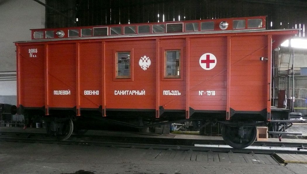 Rekonstruovaný zdravotnický železniční vůz z první světové války, který sloužil našim legionářům v Rusku. Na snímku ho vidíme v olomouckém depu jako znovuzrozeného stoletého stařečka.