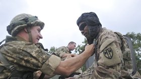 Cvičení bude do konce července probíhat na vojenské základně Javoriv u polských hranic, kde američtí instruktoři už několik měsíců ukrajinské jednotky cvičí.
