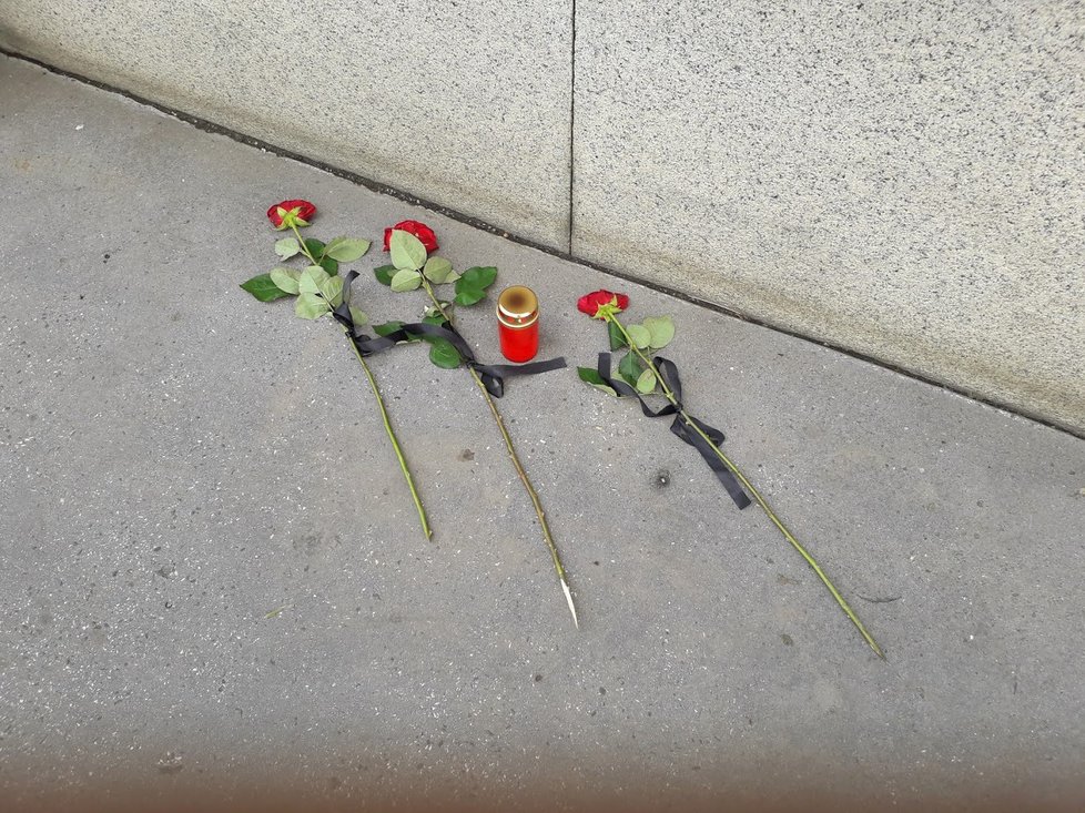 Tři vyhaslé životy vojáků symbolizují tři růže (5. 8. 2018).