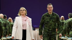 Ministryně obrany Jana Černochová a náčelníkgenerálního štábu Karel Řehka na velitelském shromáždění Armády ČR. (20.2.2024)