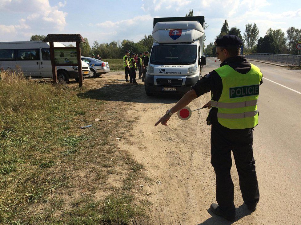 Smíšené hlídky u Lanžhota prověřily desítky aut přijíždějících ze Slovenska.