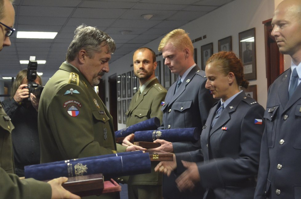 Náčelník generálního štábu Aleš Opata předává ocenění statečným vojákům