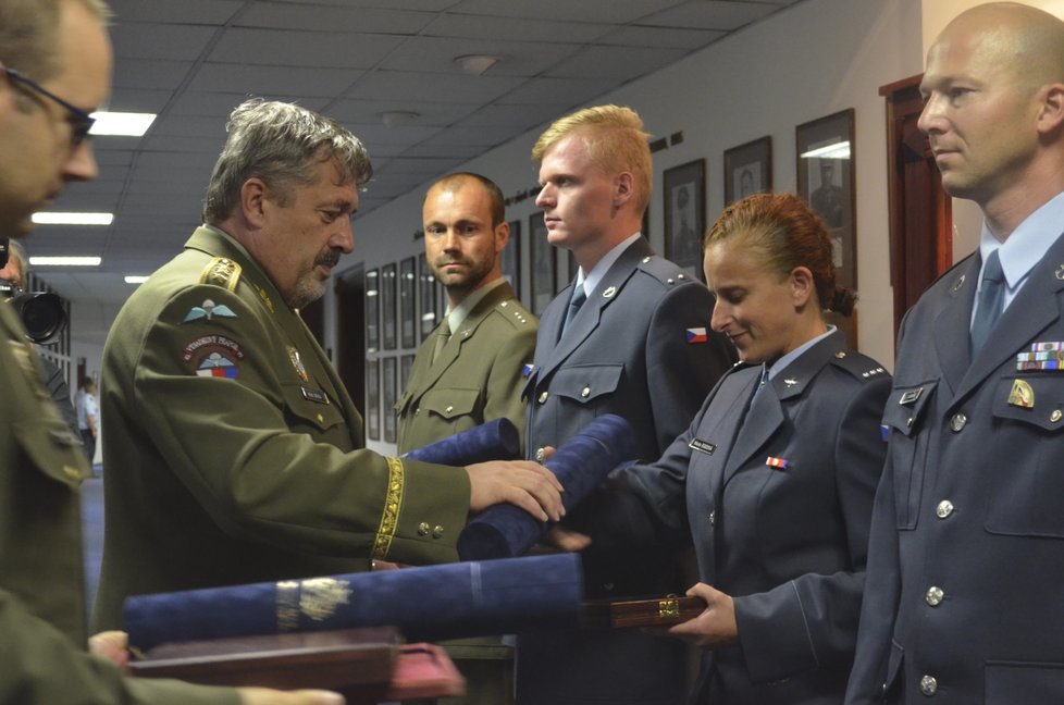 Náčelník generálního štábu Aleš Opata předává ocenění statečným vojákům