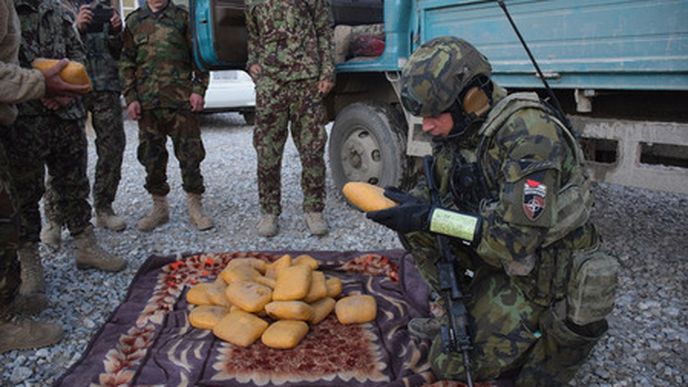 Hašiš, který byl ukryt v balíčcích omotaných v dekách a kobercích, byl vojáky zajištěn a i s řidičem předán na nejbližší stanici Afghánské národní armády.