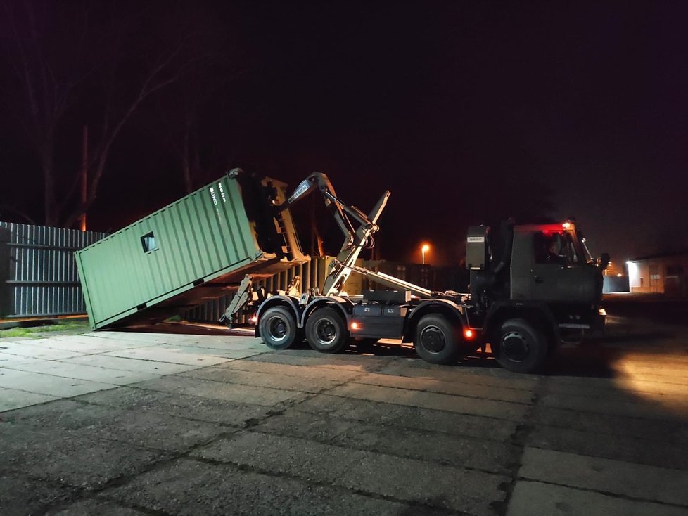 Policie a armáda střežila hranice zakázané karanténní zóny na Litovelsku a Uničovsku.