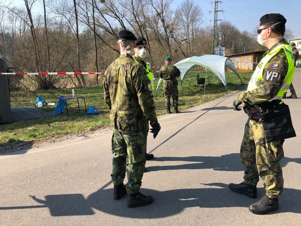 Policie a armáda střežila hranice zakázané karanténní zóny na Litovelsku a Uničovsku.