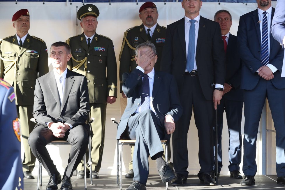 Slavnostní vojenská přísaha na Hradčanském náměstí: Premiér Andrej Babiš (za ANO) a prezident Miloš Zeman (27. 10. 2019)