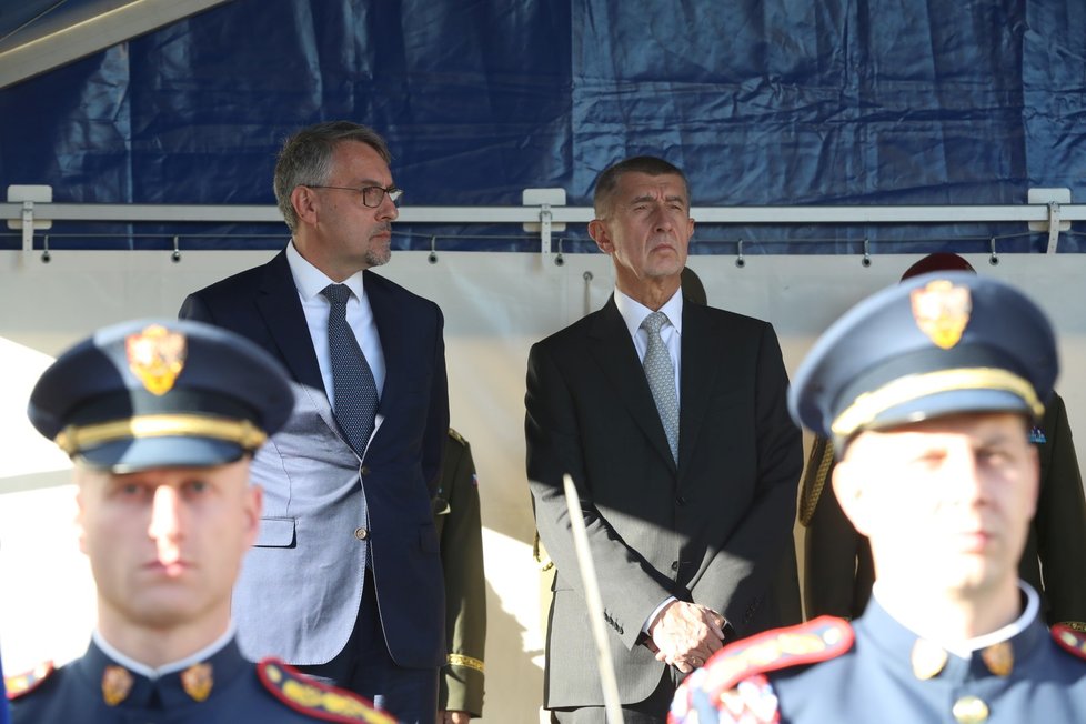 Slavnostní vojenská přísaha na Hradčanském náměstí: Lubomír Metnar (za ANO) a Andrej Babiš (ANO) (27. 10. 2019)