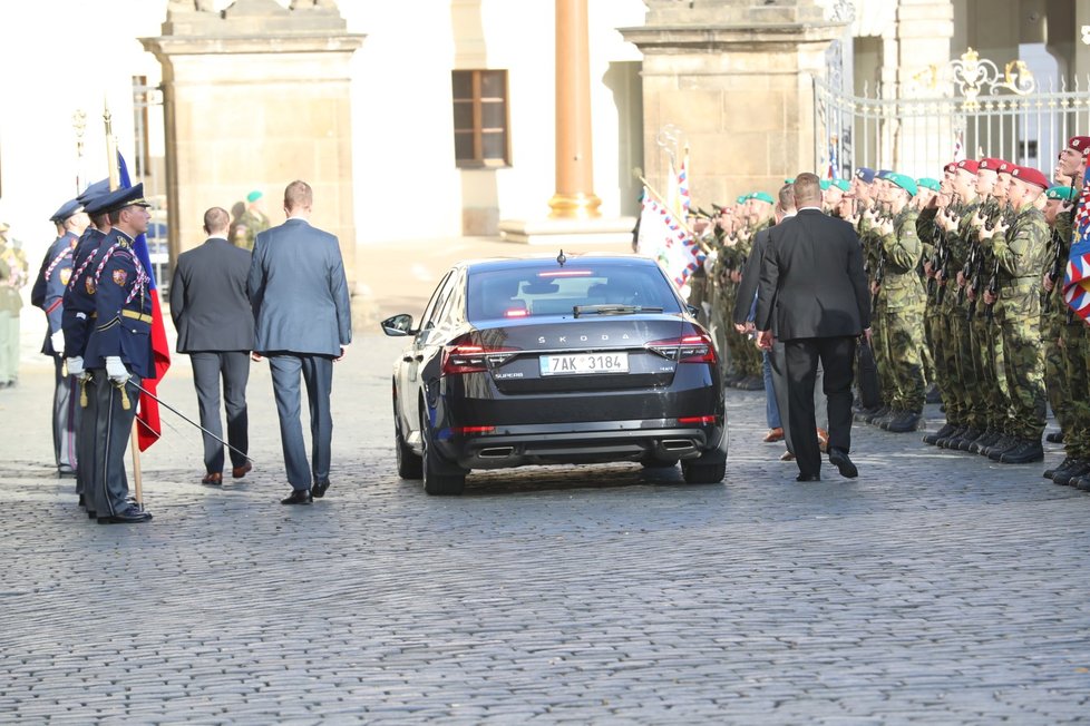 Slavnostní vojenská přísaha na Hradčanském náměstí: Prezident Miloš Zeman ve svém voze (27. 10. 2019)