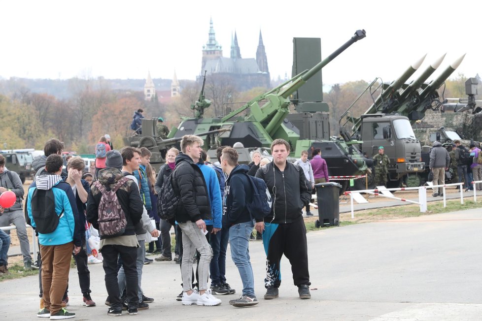 Statická výstava vojenské techniky v Praze na Letné, 26. 10. 2018.