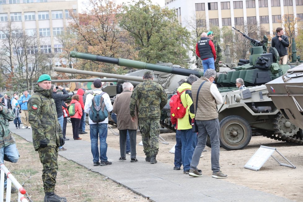 Statická výstava vojenské techniky v Praze na Letné, 26. 10. 2018.