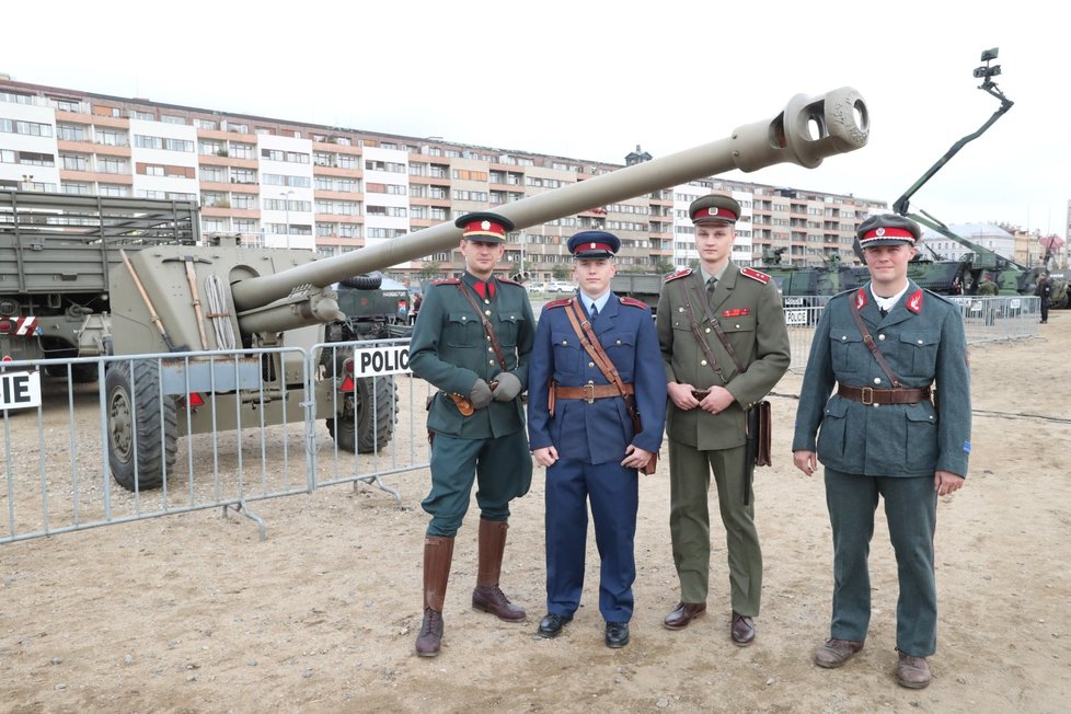 Protitankový kanón byl zařazen do výzbroje protitankových brigád roku 1954.