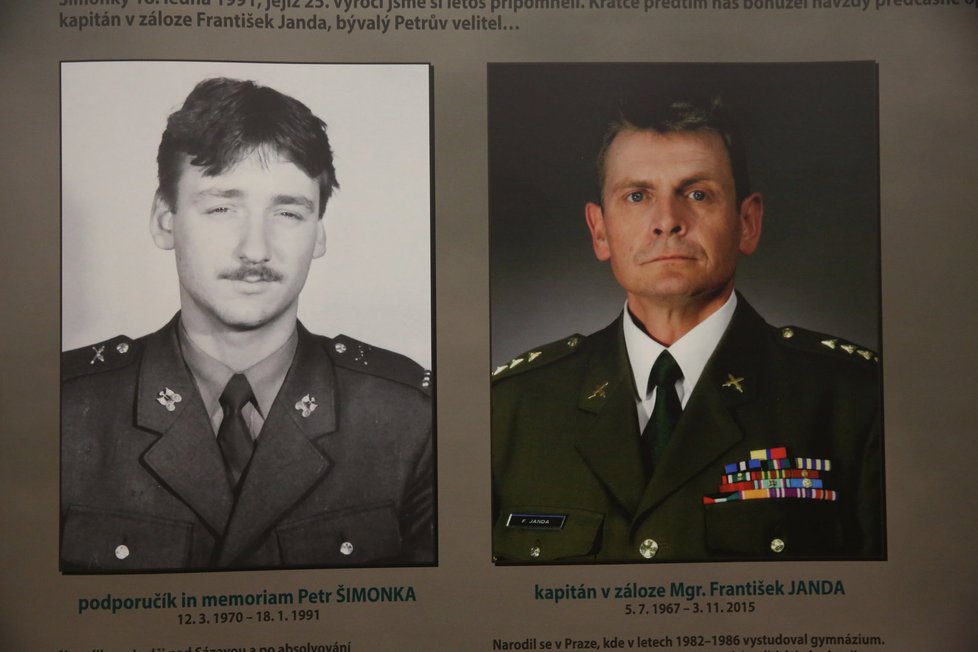 Padlý voják Petr Šimonka (vlevo)