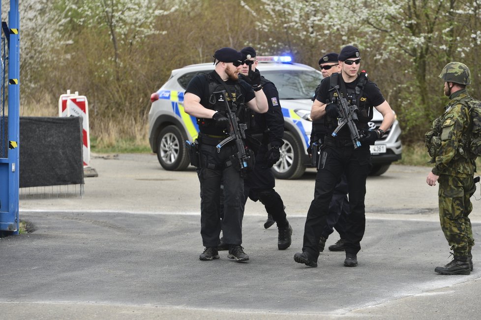 Zadržený řidič je následně předán Policii ČR.