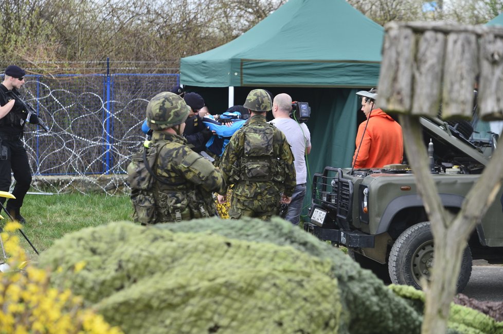 Zadržený řidič je následně předán Policii ČR.